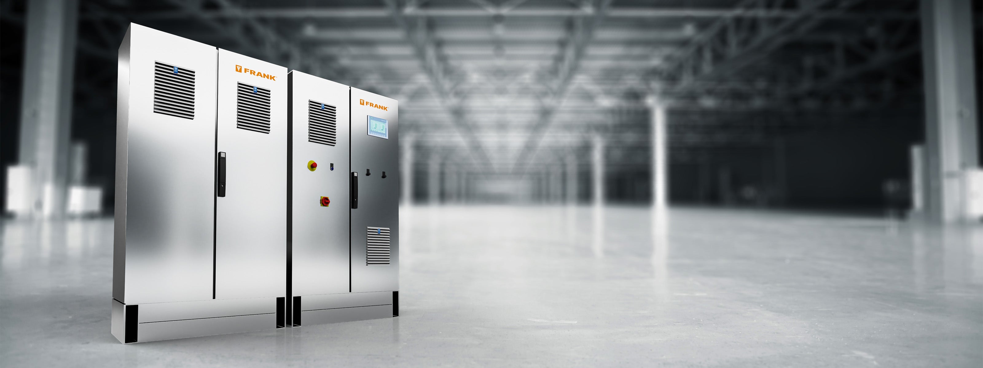 Ein stationärer FRANK Dampferzeuger steht in einer leeren Industriehalle