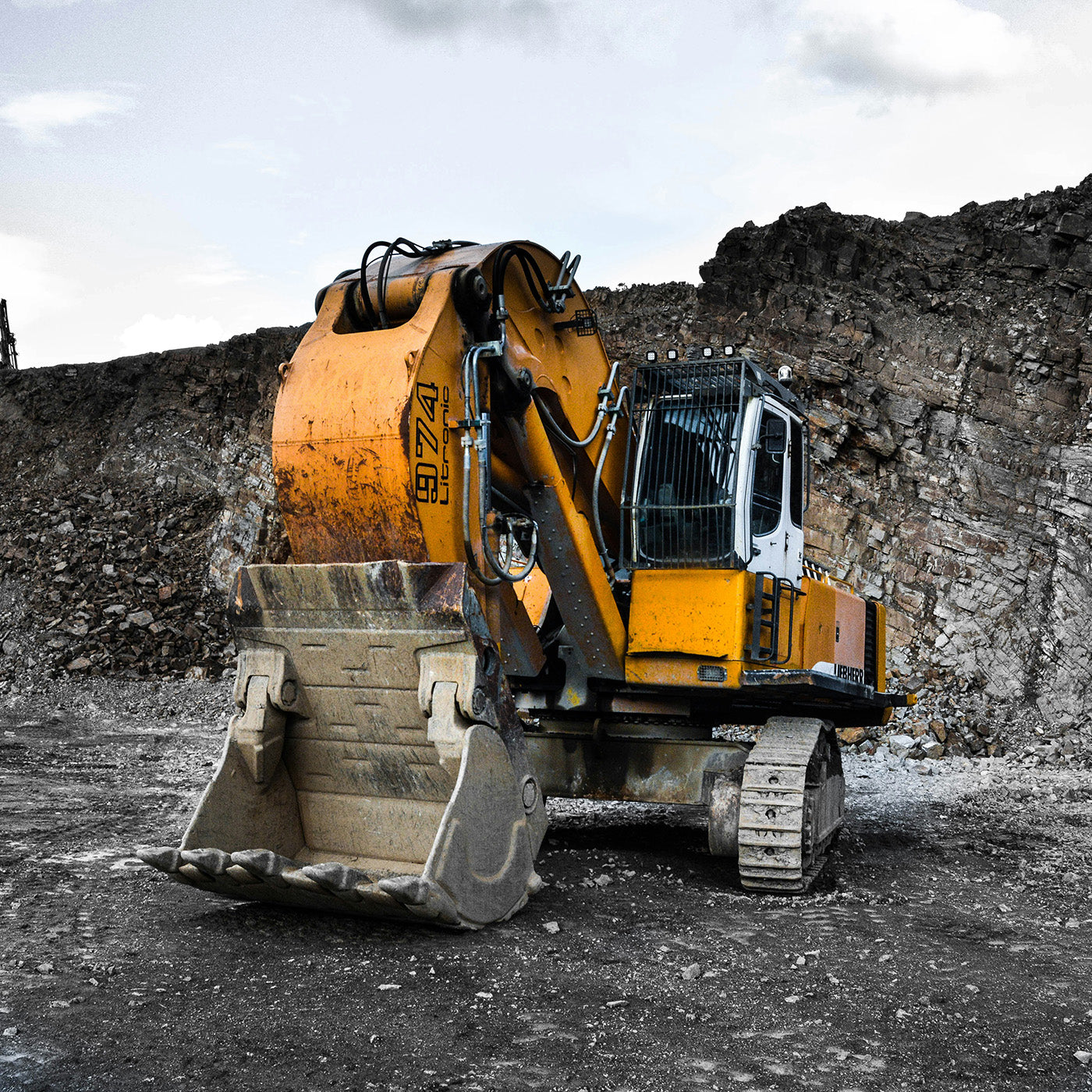 Ein großer Bagger steht in einem Steinbruch