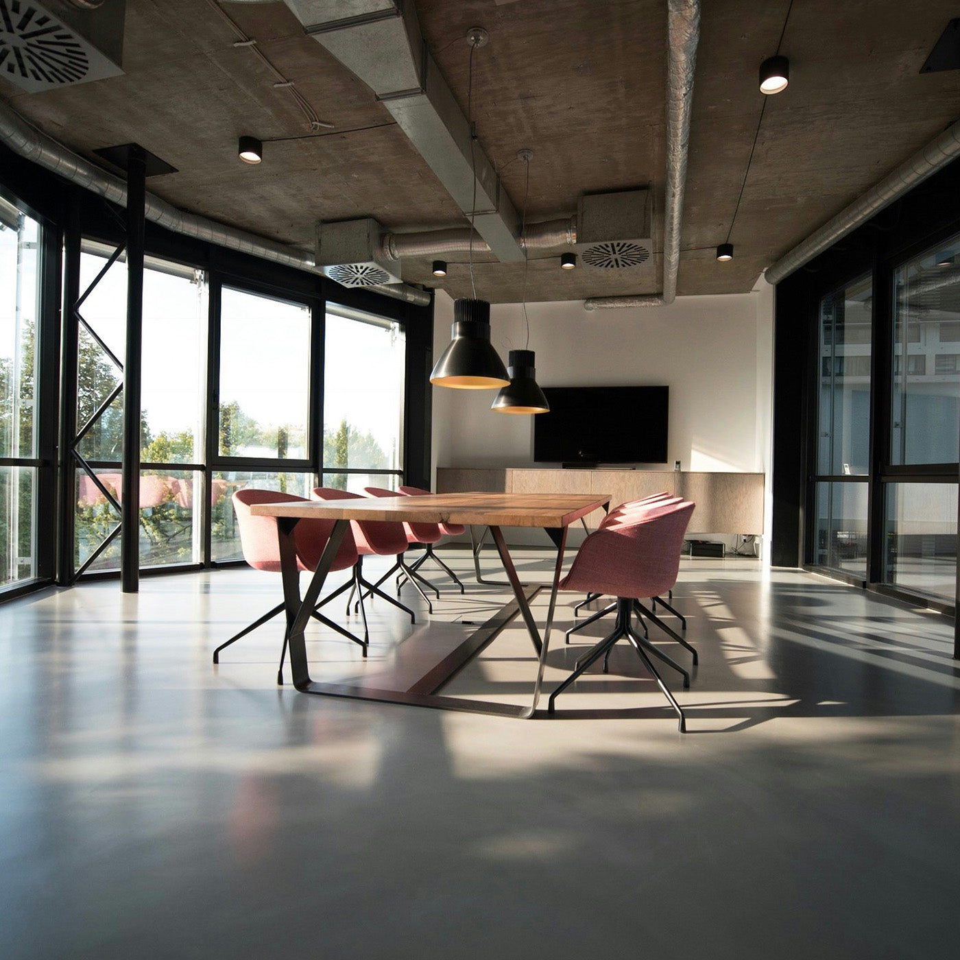 Ein moderner Konferenzraum in einem Büro