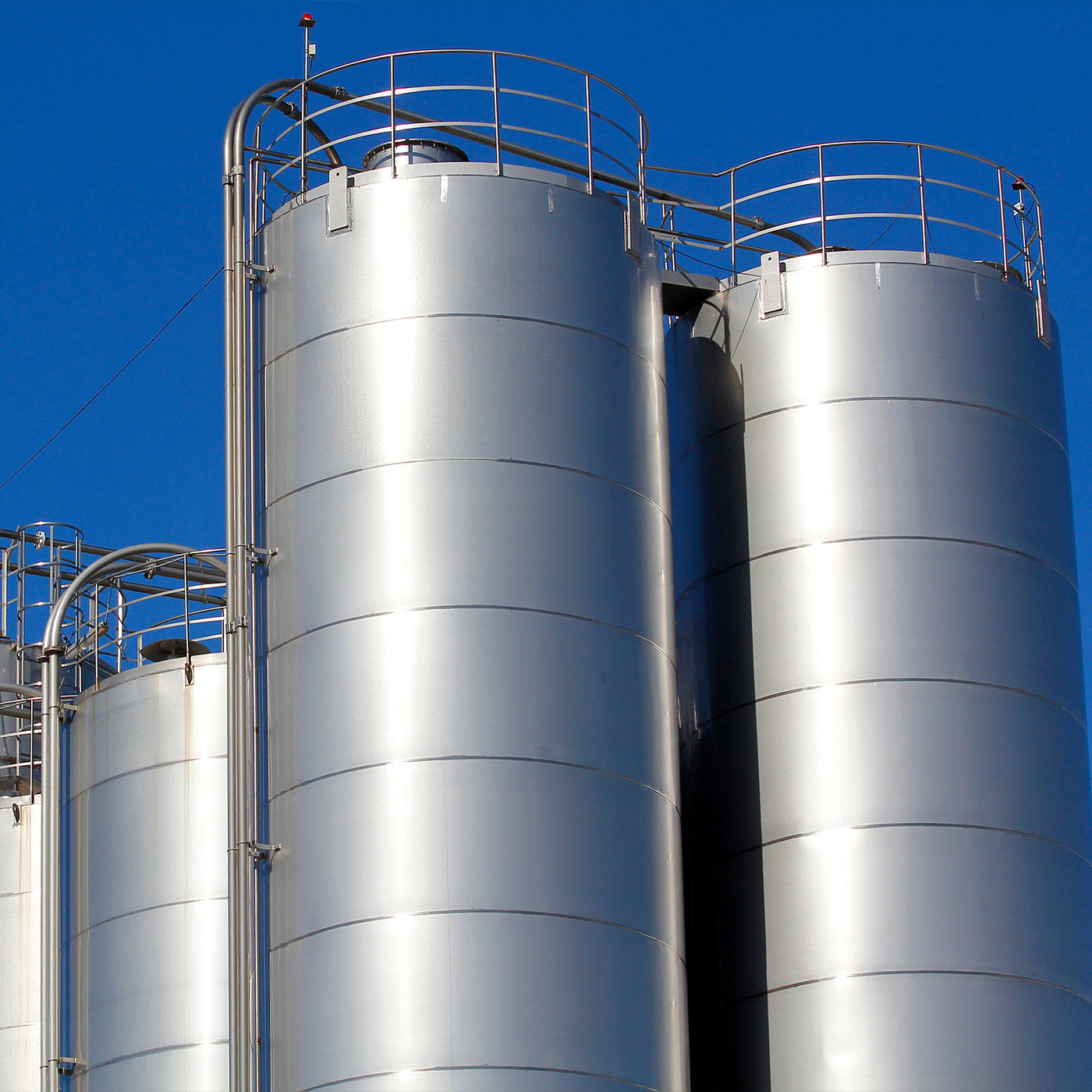 Große Silotanks vor blauem Himmel