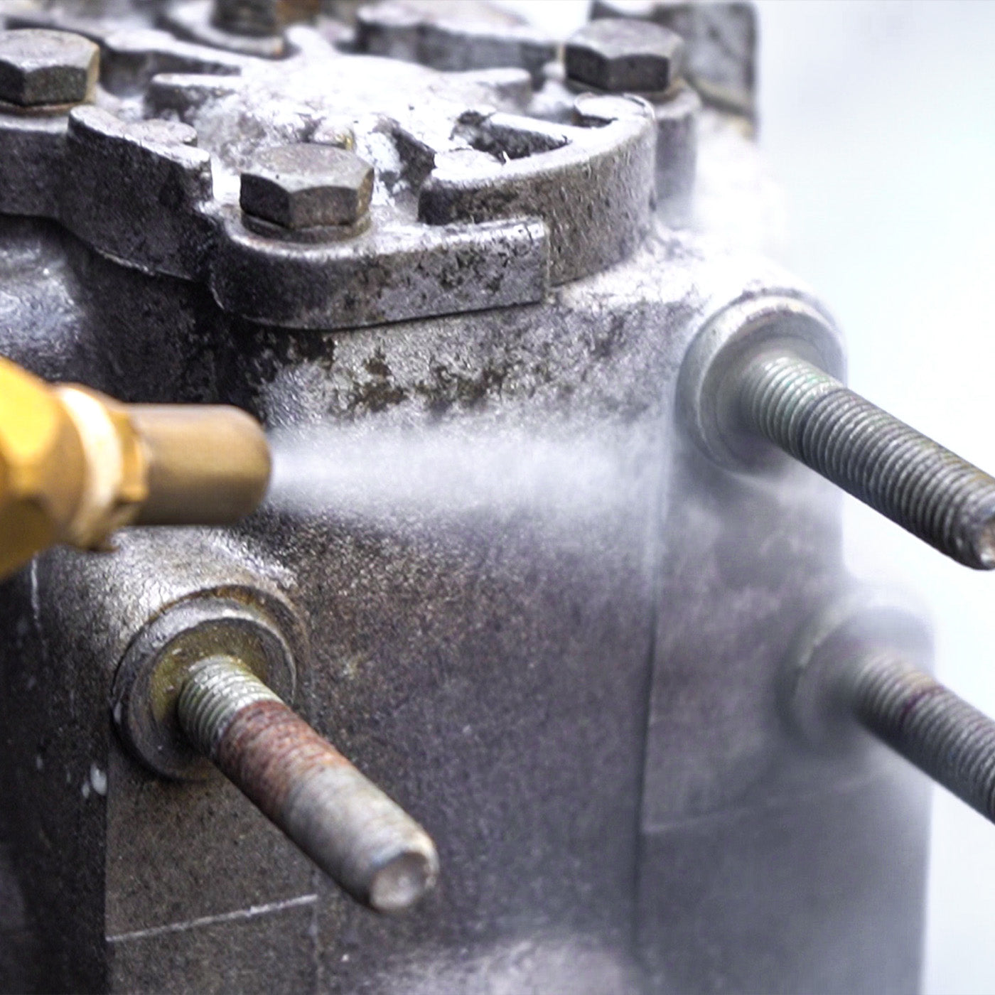 Nahaufnahme eines Getriebeblocks, der von Schmutz gereinigt wird