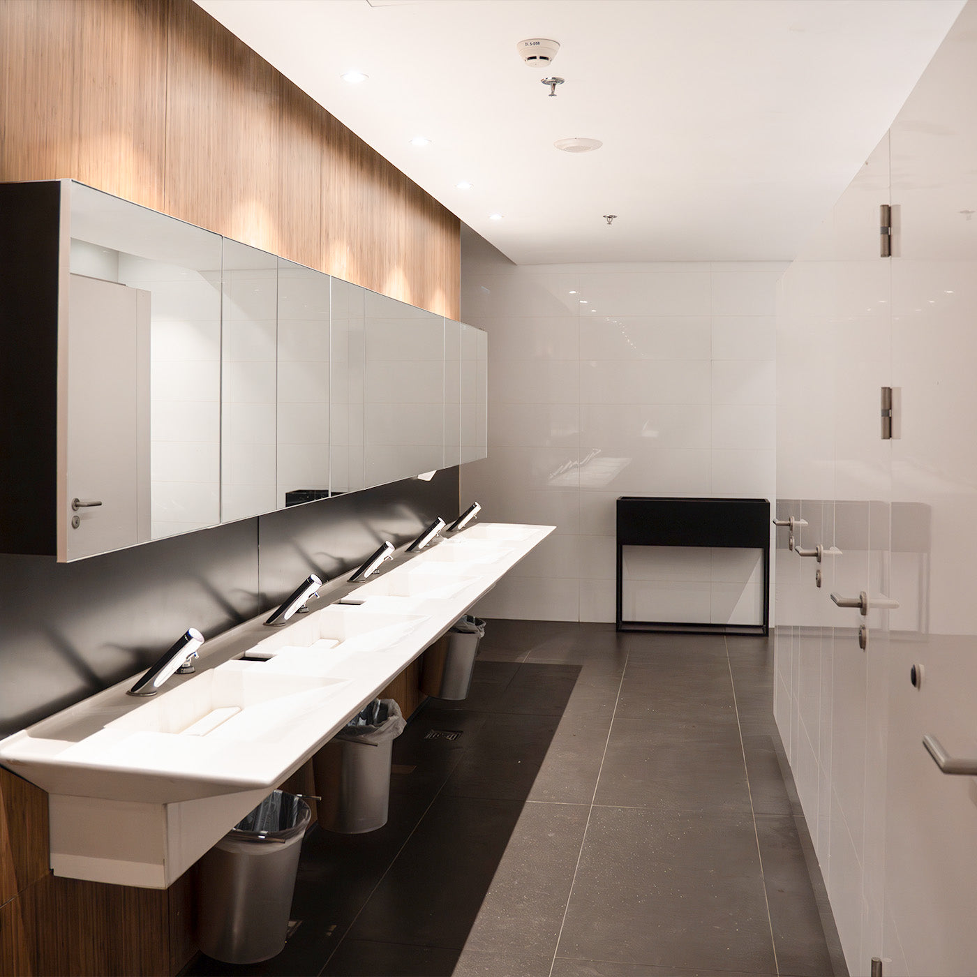 Eine moderne und saubere öffentliche Toilettenanlage mit Waschbecken und Toilettenkabinen
