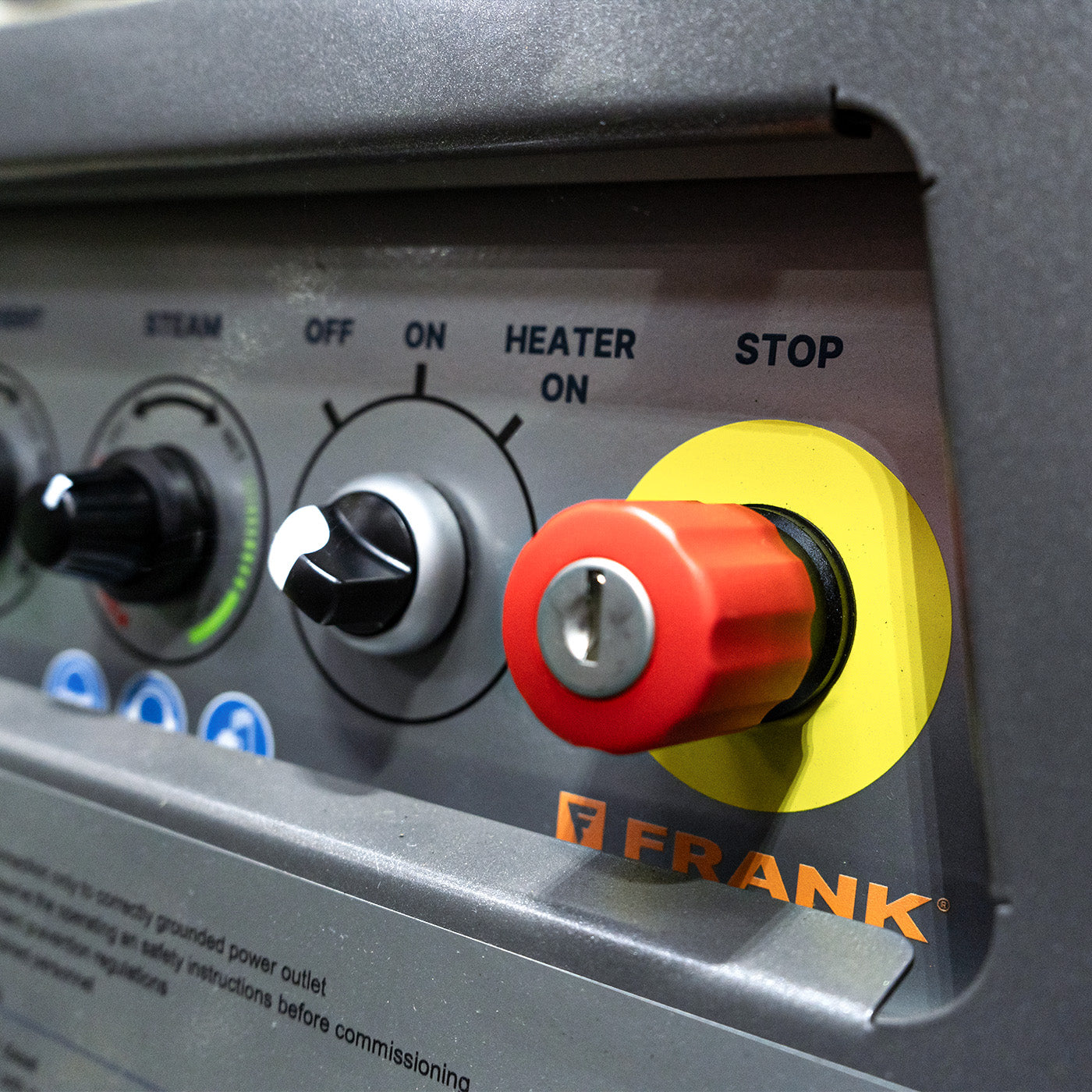 Ein Schlüsselnotausschalter des iS 80 Trockendampfreinigers von FRANK.