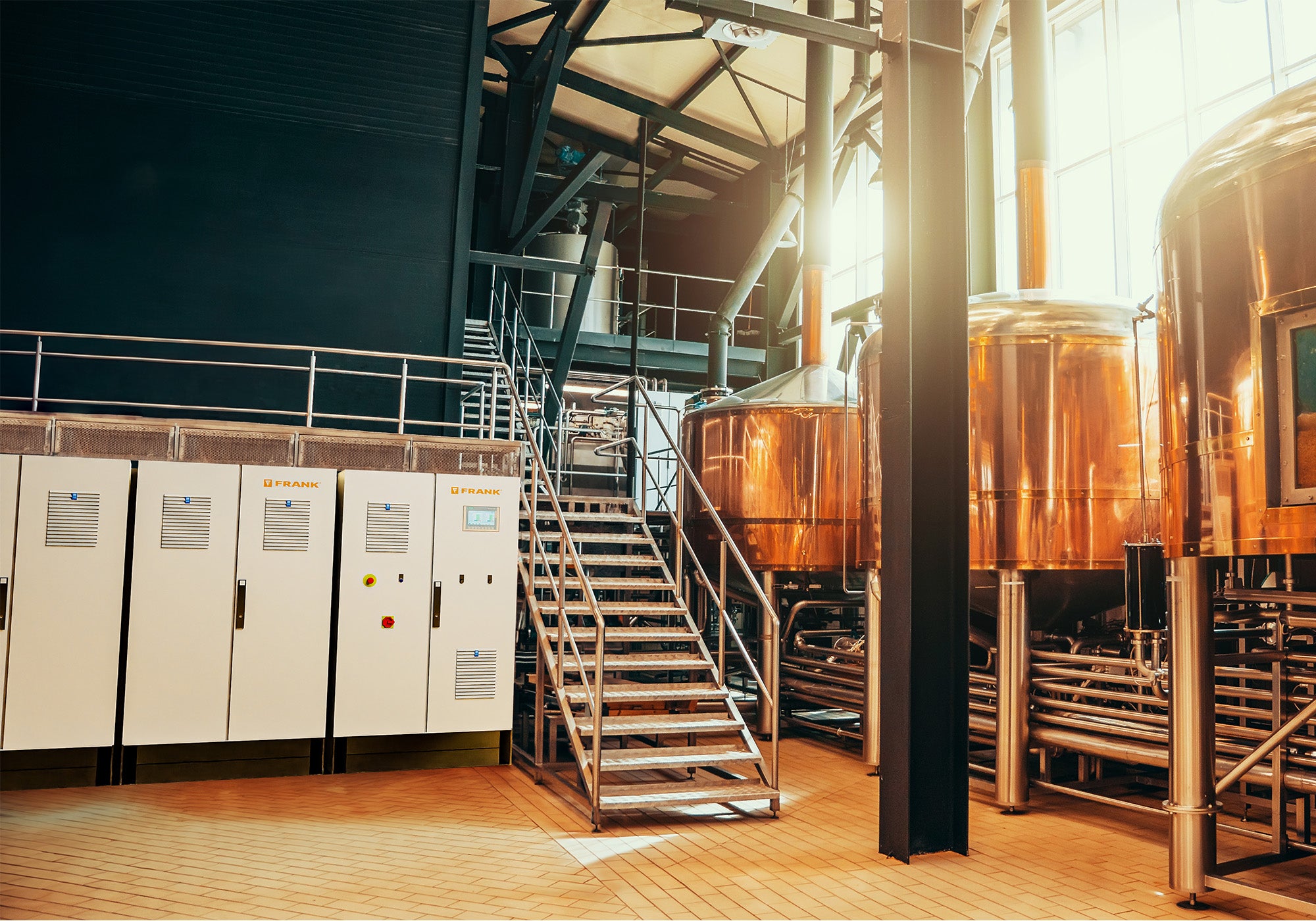 In einer Brauerei steht in FRANK Dampferzeuger neben mehreren Braukesseln